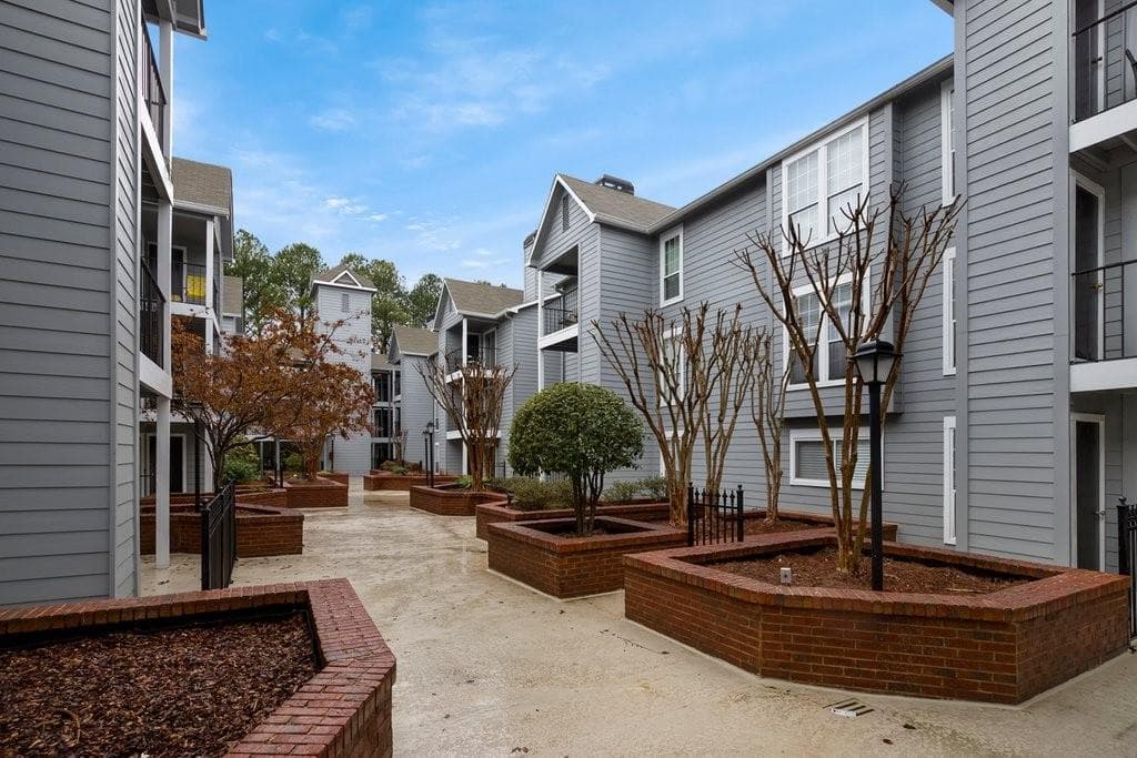1 bedroom, 1 bathroom, 711 sq ft condominium sold at 516 Granville Court 516, Atlanta, GA 30328