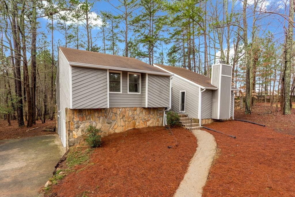3 bedroom, 2 bathroom single family residence sold at 6876 Laurel Ridge Court, Douglasville, GA 30135