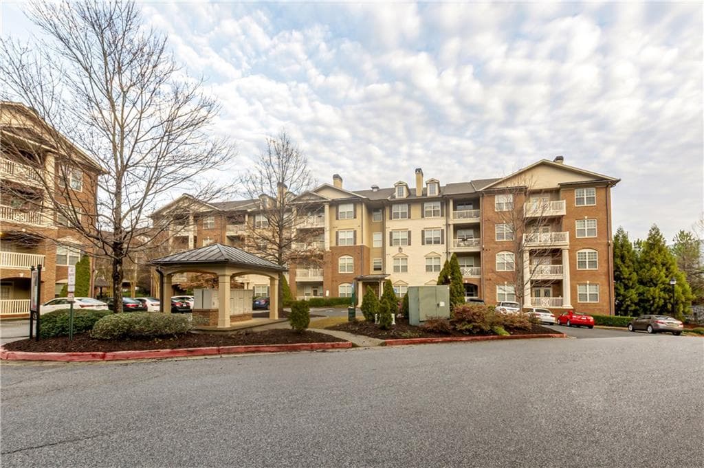 3 bedroom, 2 bathroom, 1,475 sq ft condominium sold at 4805 W Village Way 2301, Smyrna, GA 30080