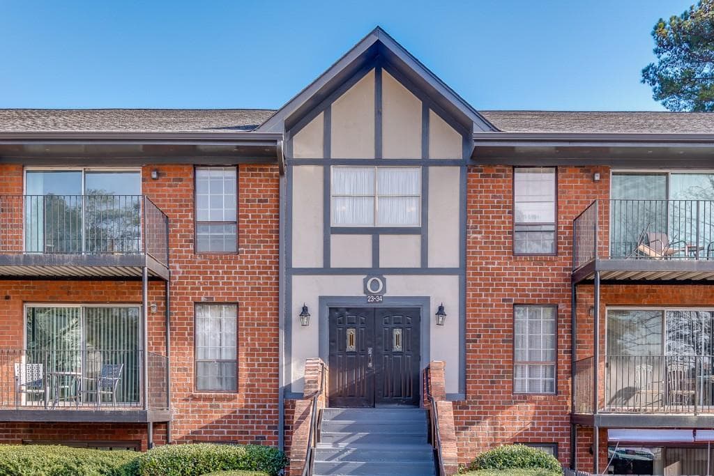 2 bedroom, 2 bathroom, 1,250 sq ft condominium sold at 6851 Roswell Road O-31, Sandy Springs, GA 30328
