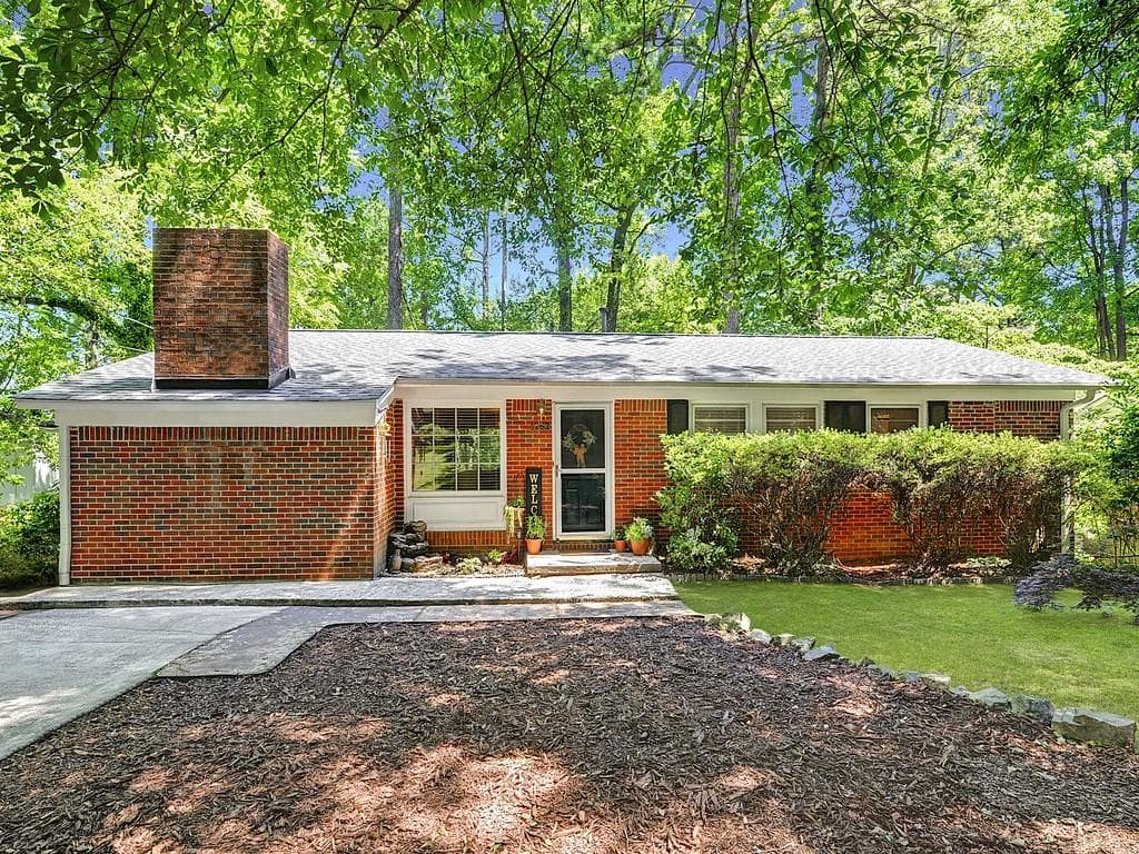 2 bedroom, 2 bathroom, 1,387 sq ft single family residence sold at 1082 Greenbriar Circle, Decatur, GA 30033
