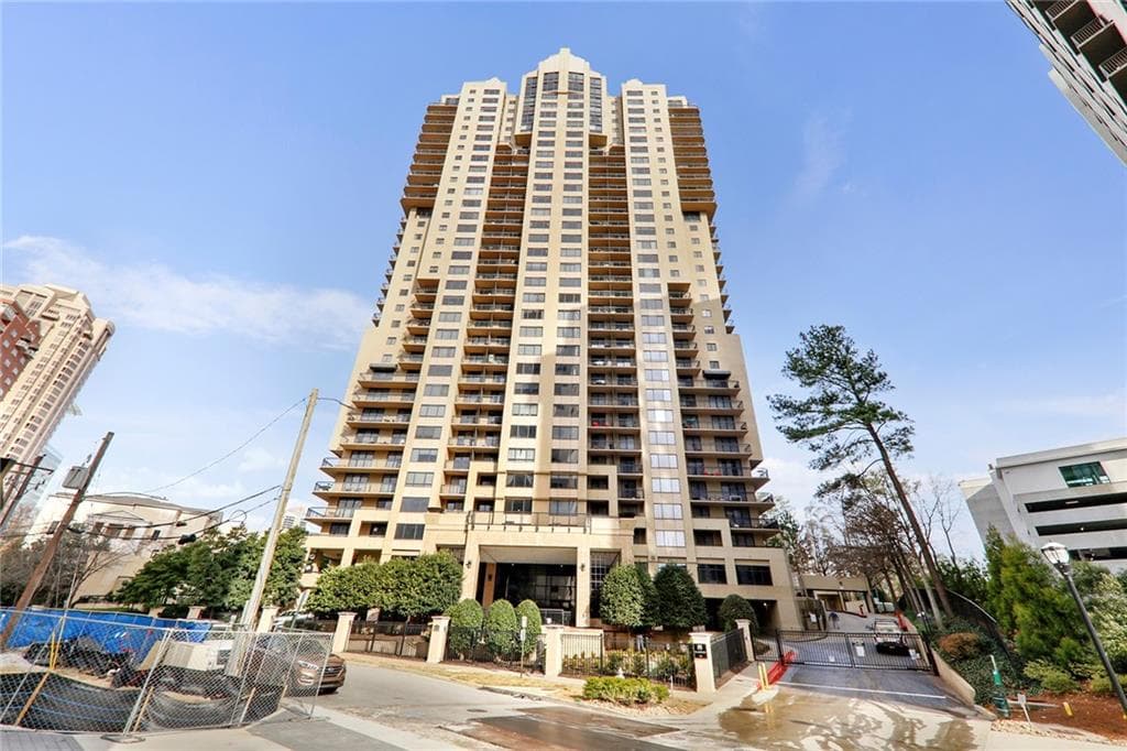 1 bedroom, 1 bathroom, 950 sq ft condominium sold at 3481 Lakeside Drive 808, Atlanta, GA 30326