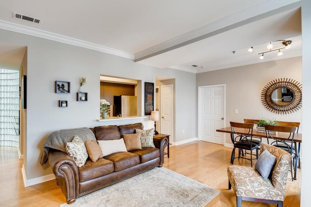2 bedroom, 2 bathroom, 1,301 sq ft condominium sold at 2161 PEACHTREE Road 701, Atlanta, GA 30309