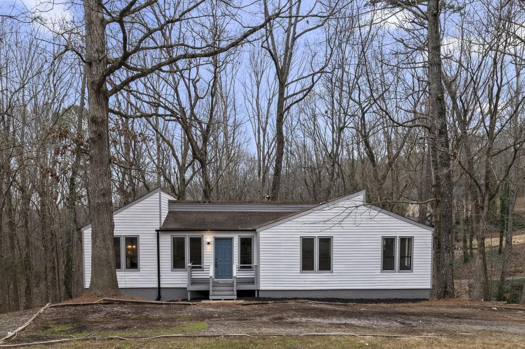 3 bedroom, 2 bathroom single family residence sold at 430 Riverlake Court, Woodstock, GA 30188