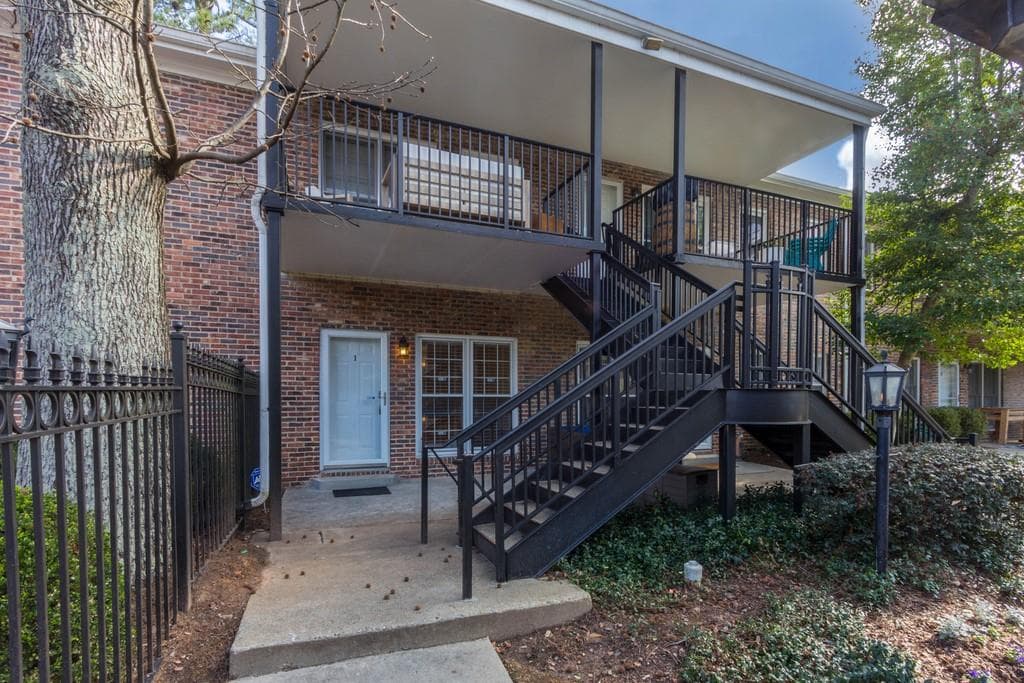 2 bedroom, 2 bathroom, 1,090 sq ft condominium sold at 3675 Peachtree Road 1, Atlanta, GA 30319