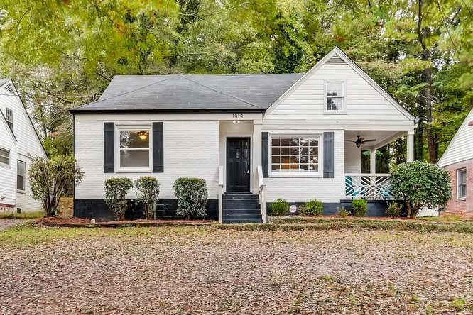 3 bedroom, 2 bathroom, 1,433 sq ft single family residence sold at 1919 S Gordon Street, Atlanta, GA 30310