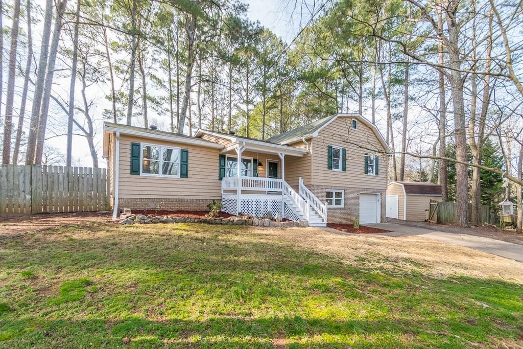 3 bedroom, 2 bathroom, 1,860 sq ft single family residence sold at 6877 W Woodcliffe Court, Acworth, GA 30102