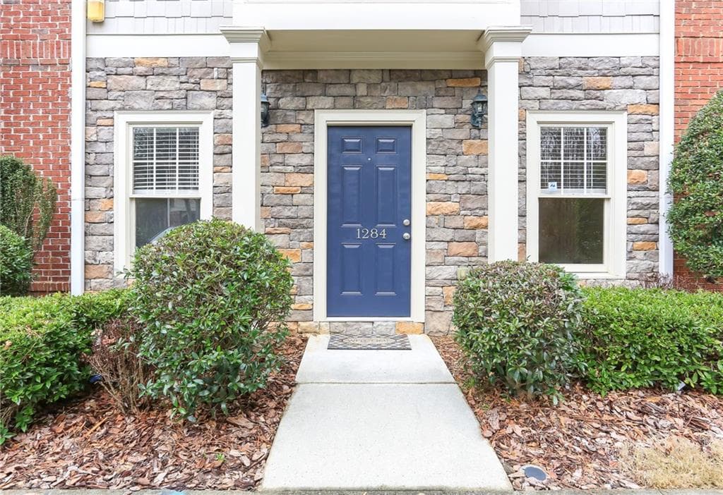 2 bedroom, 3 bathroom, 1,556 sq ft townhouse sold at 1284 Harris Commons Place, Roswell, GA 30076