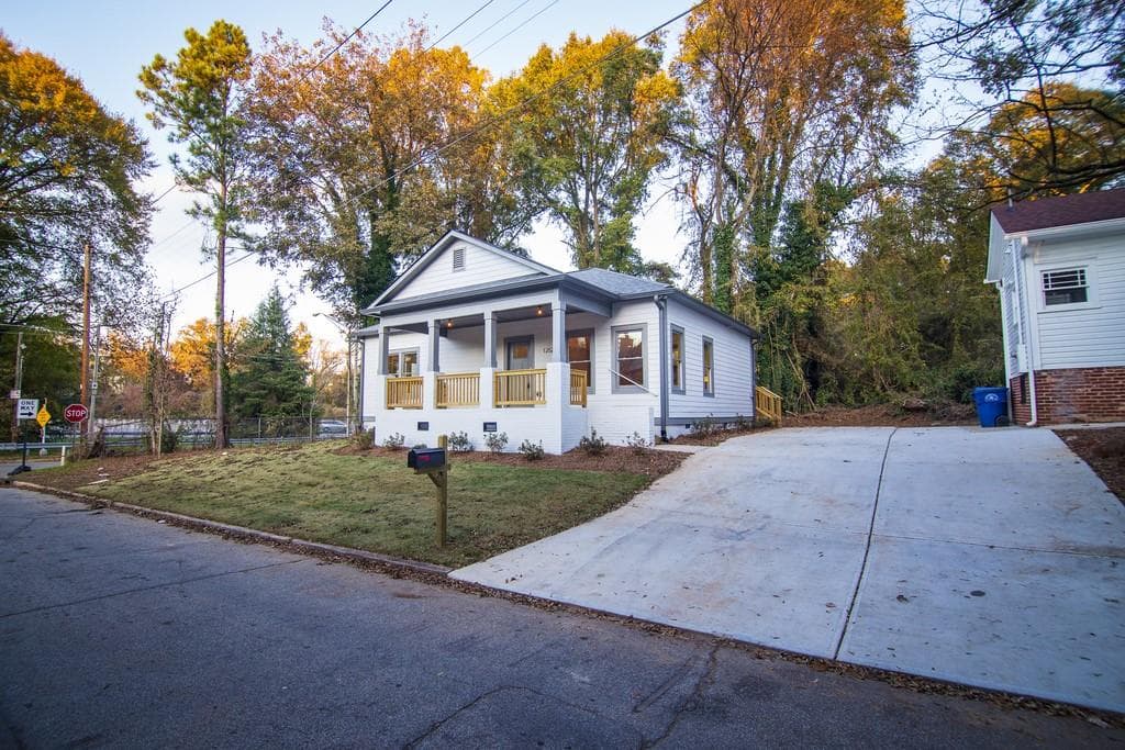 3 bedroom, 3 bathroom, 1,800 sq ft single family residence sold at 1252 SELLS Avenue, Atlanta, GA 30310
