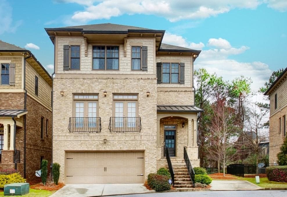 3 bedroom, 3 bathroom, 2,388 sq ft single family residence sold at 934 Canterbury Lane, Atlanta, GA 30324