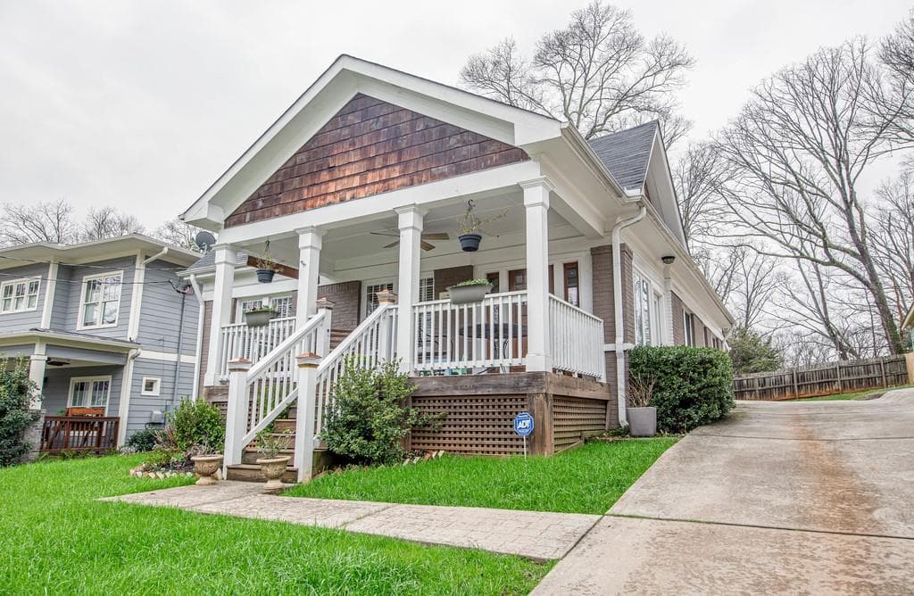 3 bedroom, 2 bathroom, 1,930 sq ft single family residence sold at 2286 Oakview Road, Atlanta, GA 30317