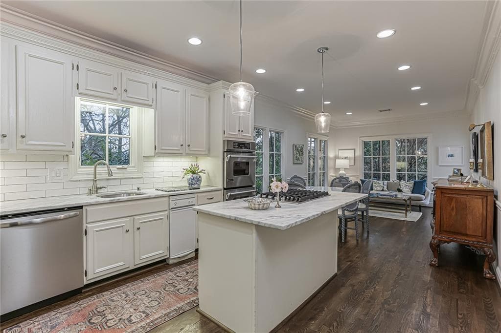 4 bedroom, 4 bathroom, 3,655 sq ft townhouse sold at 1 Paces West Terrace, Atlanta, GA 30327