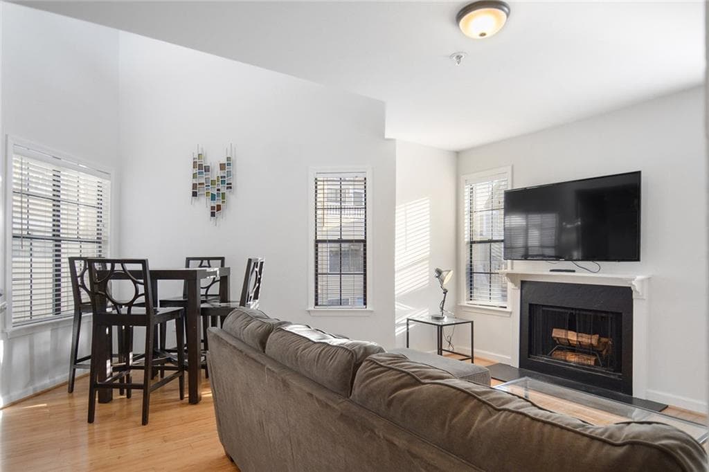 2 bedroom, 2 bathroom, 884 sq ft condominium sold at 1050 Piedmont Avenue 37, Atlanta, GA 30309