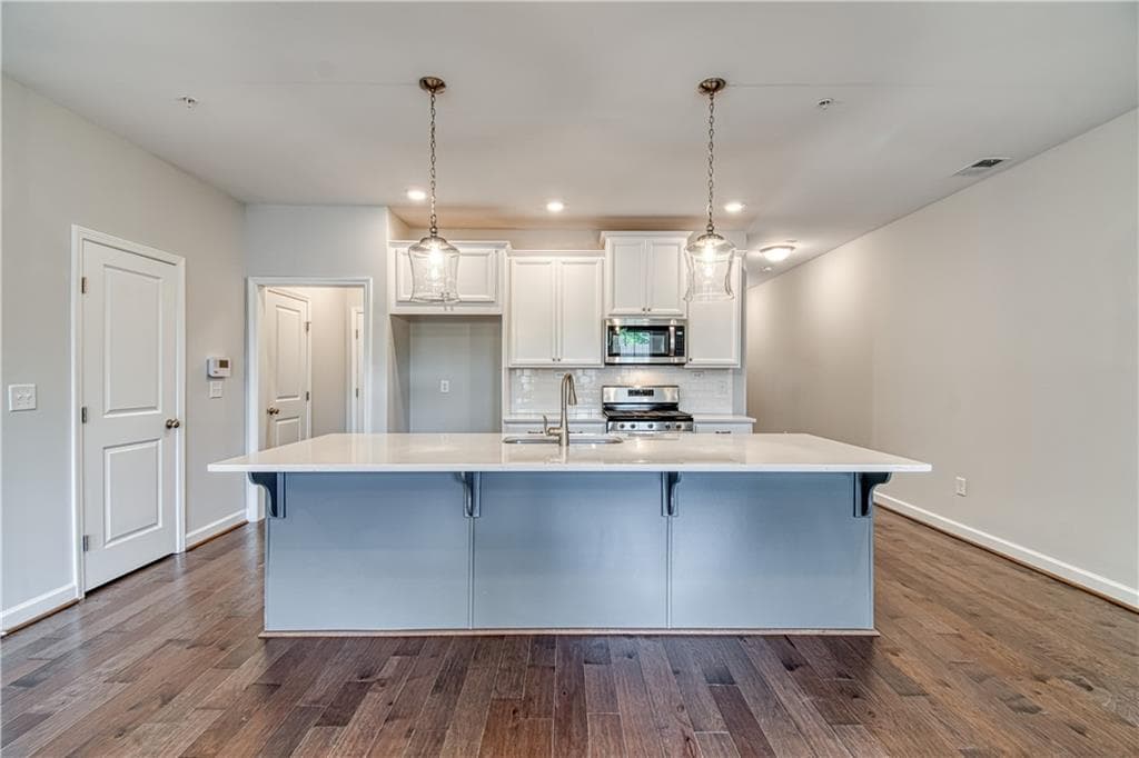 3 bedroom, 3 bathroom, 2,032 sq ft townhouse sold at 1076 Broadview Drive 12, Marietta, GA 30062