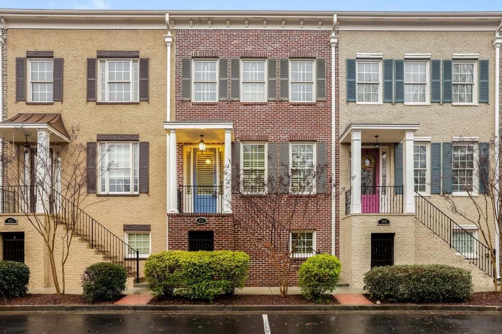 3 bedroom, 4 bathroom, 1,936 sq ft townhouse sold at 913 Persimmon Point, Atlanta, GA 30328