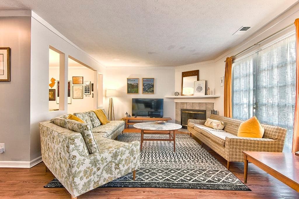 3 bedroom, 3 bathroom, 1,700 sq ft condominium sold at 1140 Hampton Way, Atlanta, GA 30324