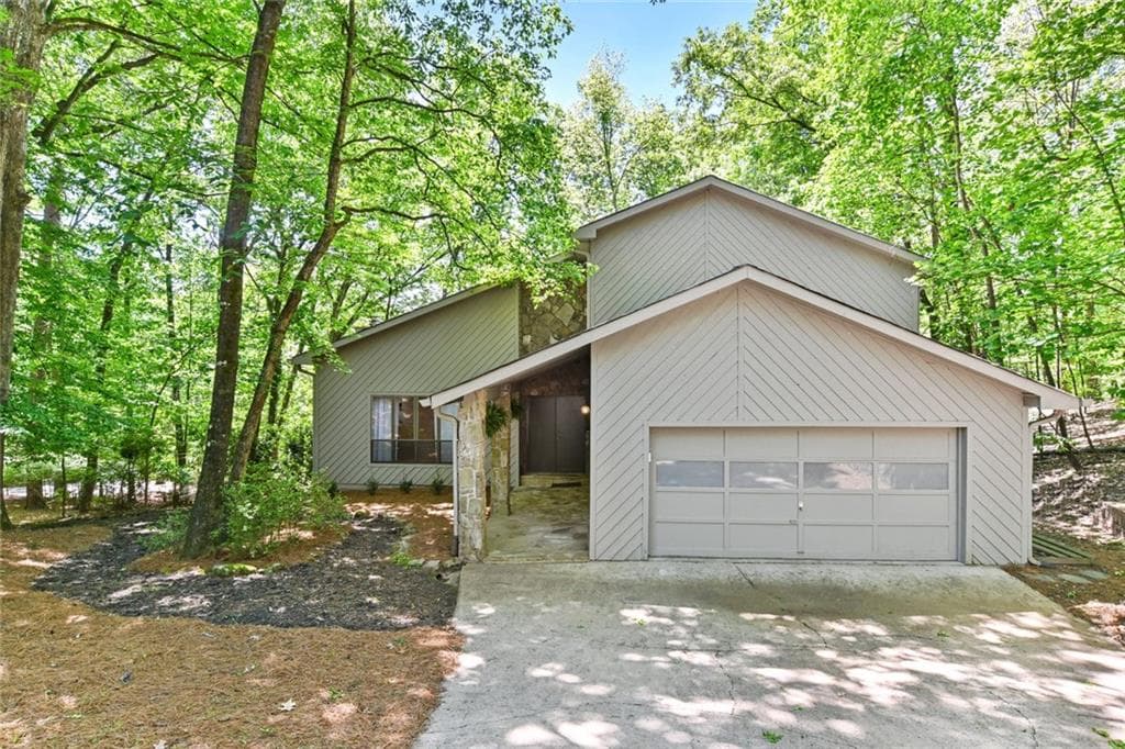 4 bedroom, 3 bathroom, 2,899 sq ft single family residence sold at 425 Watergate Way, Roswell, GA 30076
