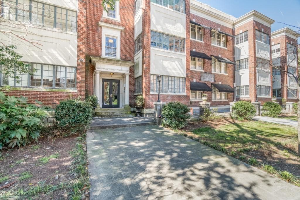 1 bedroom, 1 bathroom, 942 sq ft condominium sold at 1898 Wycliff Road 10, Atlanta, GA 30309