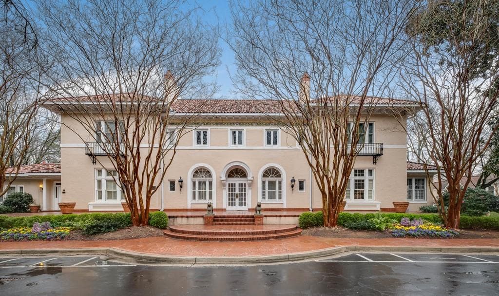 3 bedroom, 3 bathroom, 2,700 sq ft condominium sold at 4 Lullwater Estate, Atlanta, GA 30307