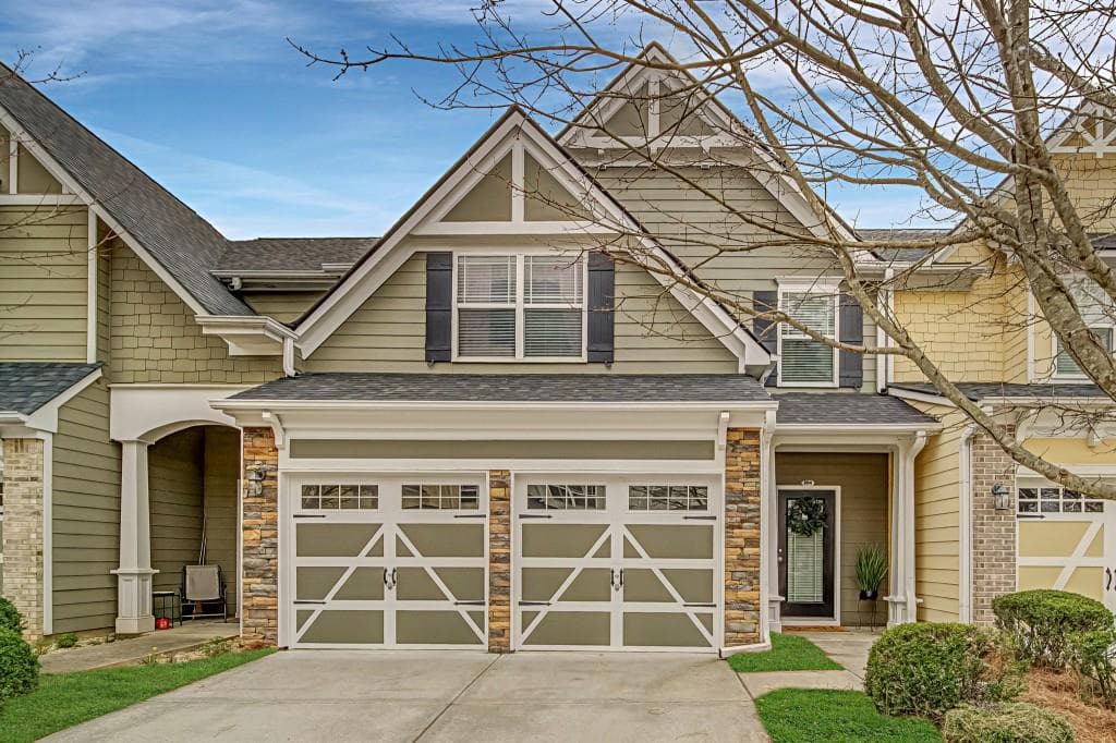 3 bedroom, 3 bathroom, 1,892 sq ft townhouse sold at 204 Oakview Drive, Canton, GA 30114