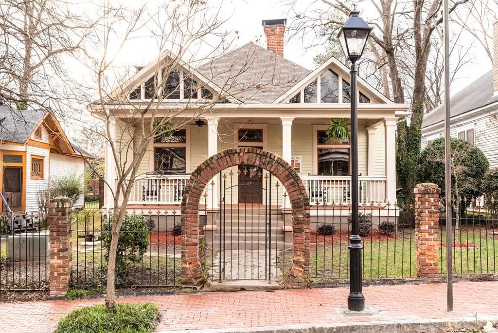4 bedroom, 3 bathroom, 2,699 sq ft single family residence sold at 679 Gordon Place, Atlanta, GA 30310