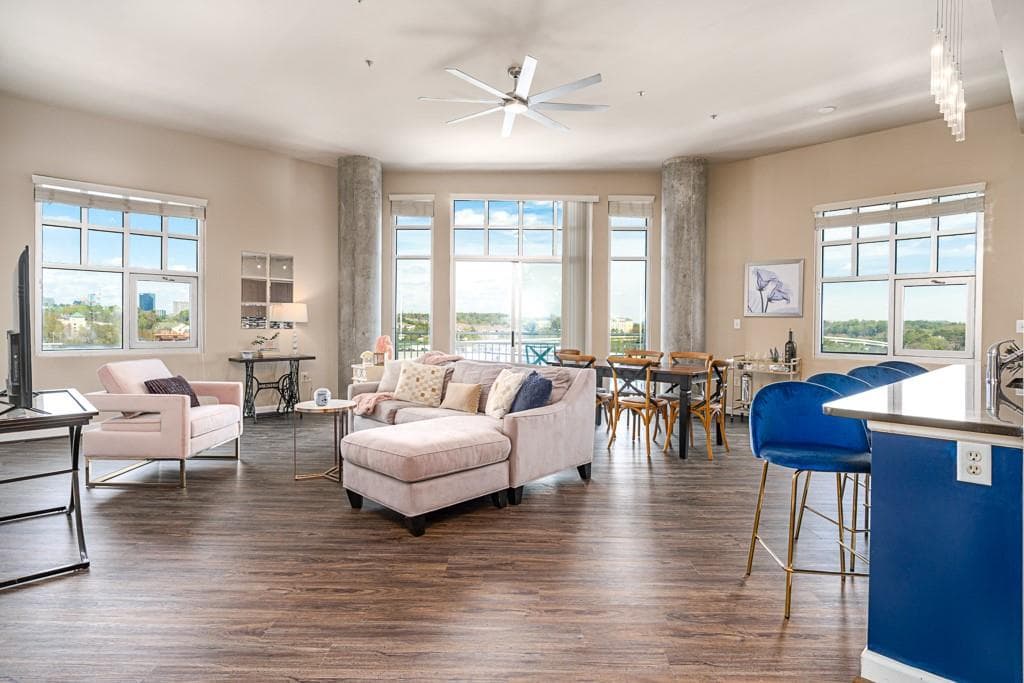 2 bedroom, 3 bathroom, 1,489 sq ft condominium sold at 711 Cosmopolitan Drive 819, Atlanta, GA 30324