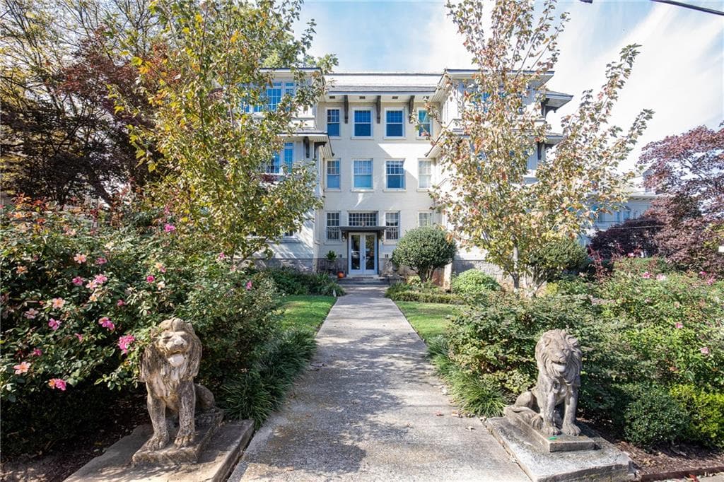 1 bedroom, 1 bathroom, 850 sq ft condominium sold at 18 Peachtree Circle 2, Atlanta, GA 30309