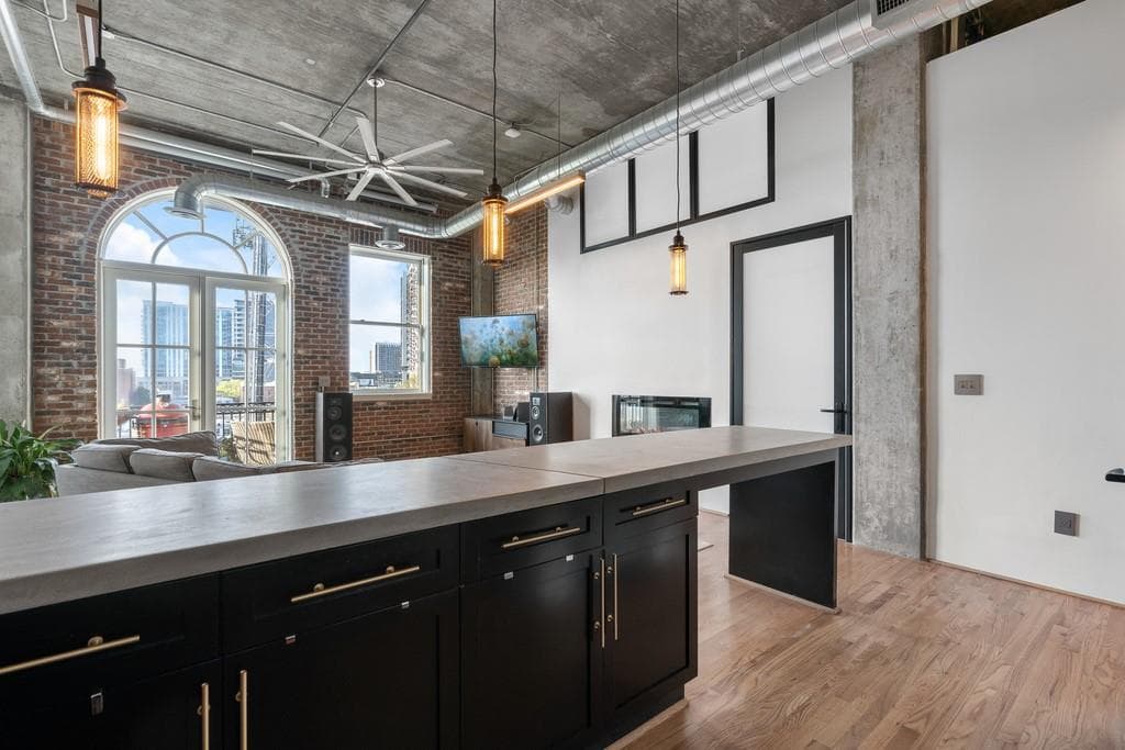 2 bedroom, 2 bathroom, 1,235 sq ft condominium sold at 3235 Roswell Road 914, Atlanta, GA 30305
