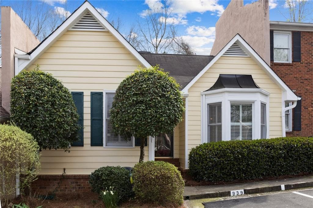 3 bedroom, 3 bathroom, 2,200 sq ft townhouse sold at 939 Lenox Hill Court, Atlanta, GA 30324