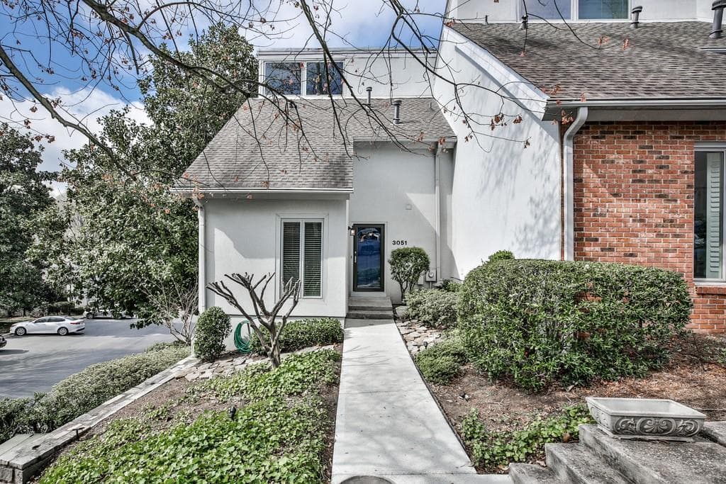 3 bedroom, 3 bathroom, 1,964 sq ft condominium sold at 3051 Vinings Ferry Drive, Atlanta, GA 30339