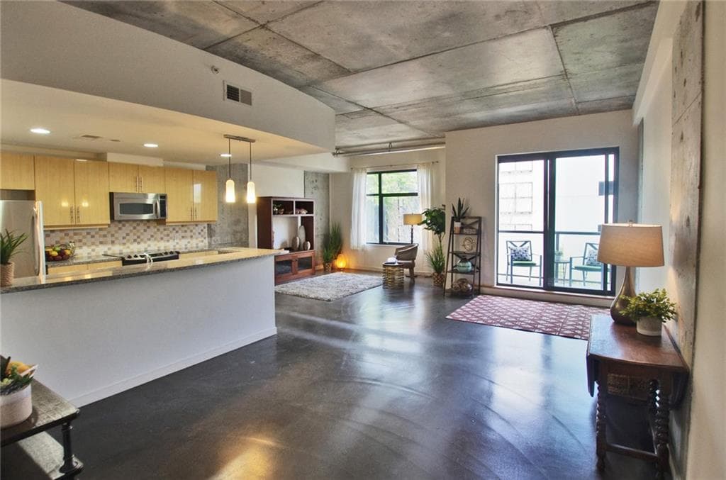 2 bedroom, 1 bathroom, 1,002 sq ft condominium sold at 335 W Ponce De Leon Avenue 409, Decatur, GA 30030