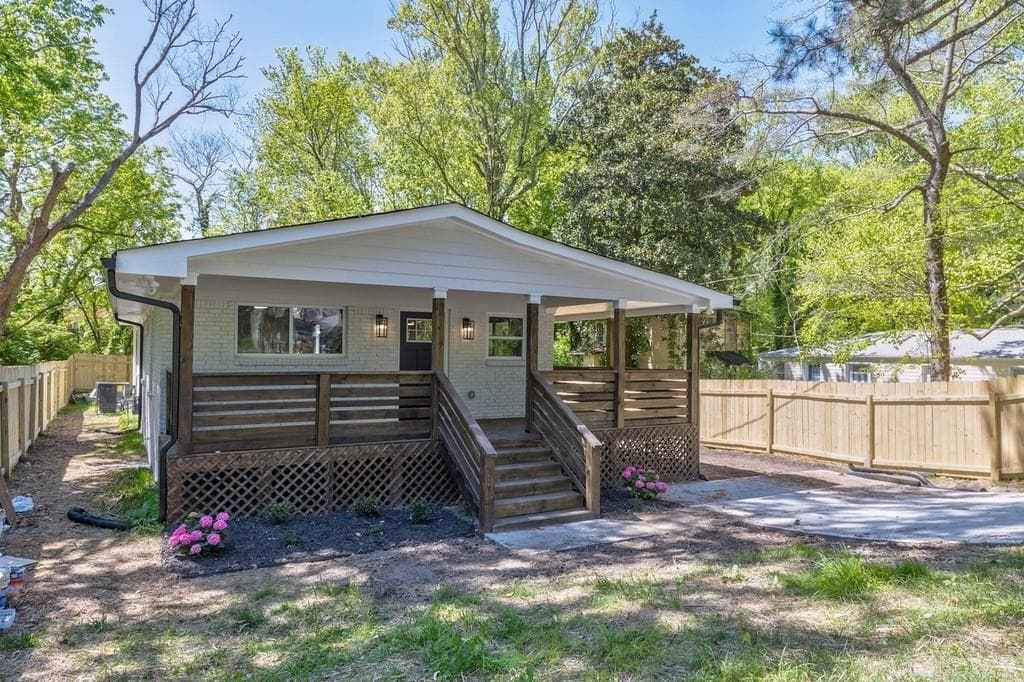 3 bedroom, 3 bathroom, 1,664 sq ft single family residence sold at 400 NW New Jersey Avenue, Atlanta, GA 30314