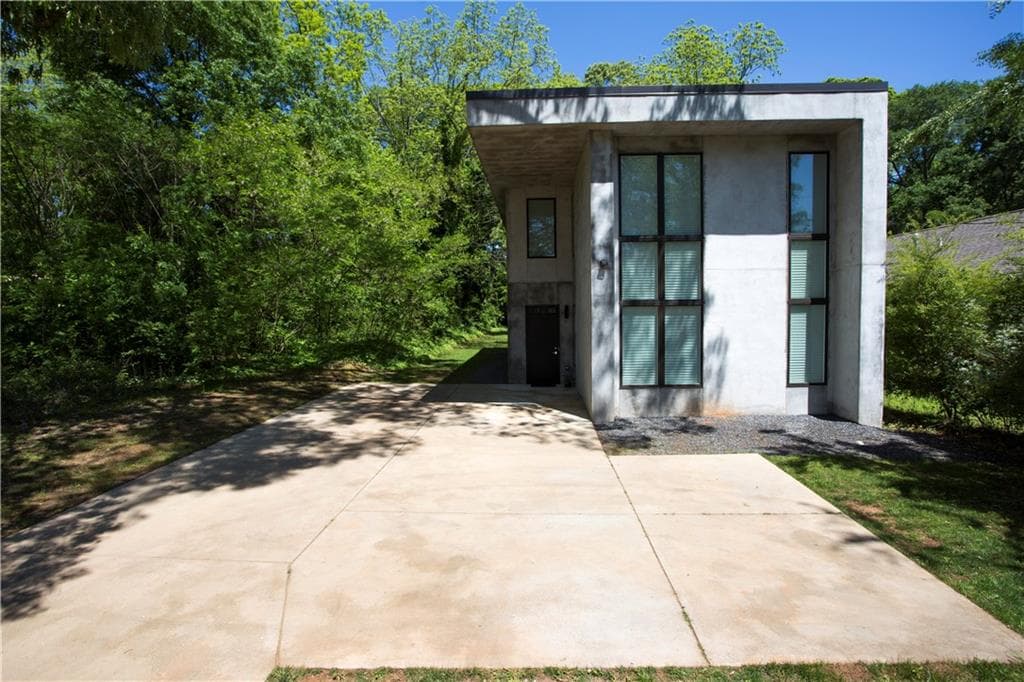 3 bedroom, 3 bathroom, 1,950 sq ft single family residence sold at 2118 Memorial Drive, Atlanta, GA 30317