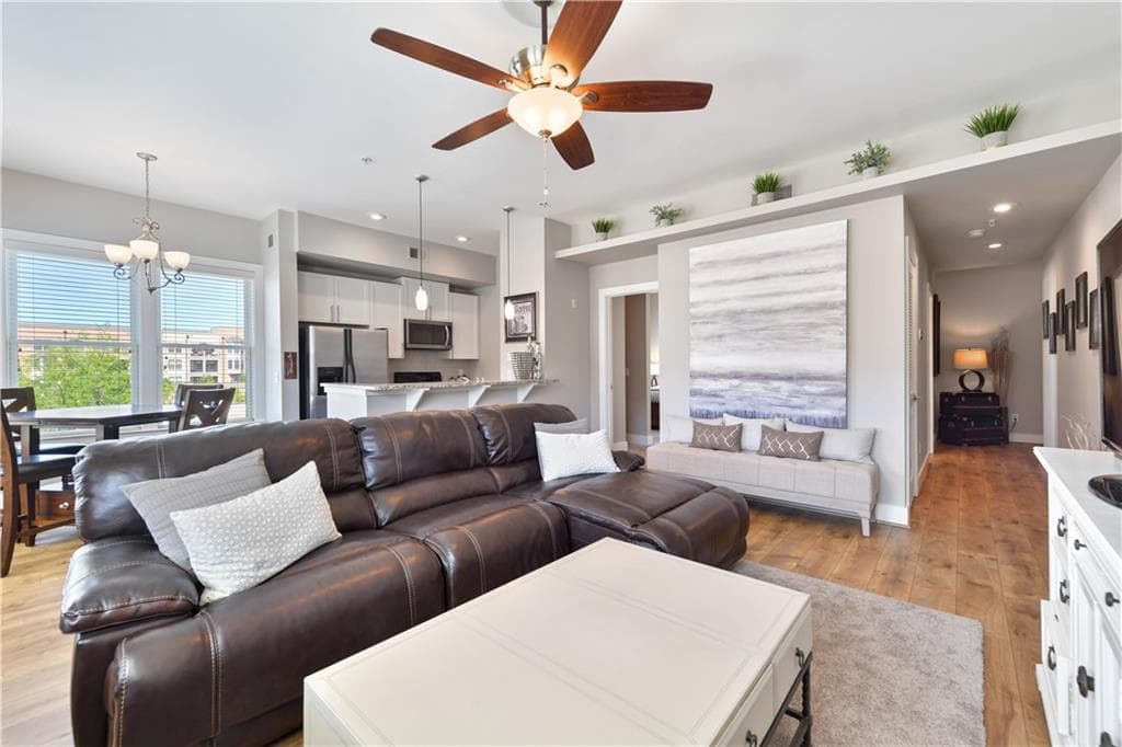 1 bedroom, 1 bathroom, 871 sq ft condominium sold at 933 Garrett Street 305, Atlanta, GA 30316