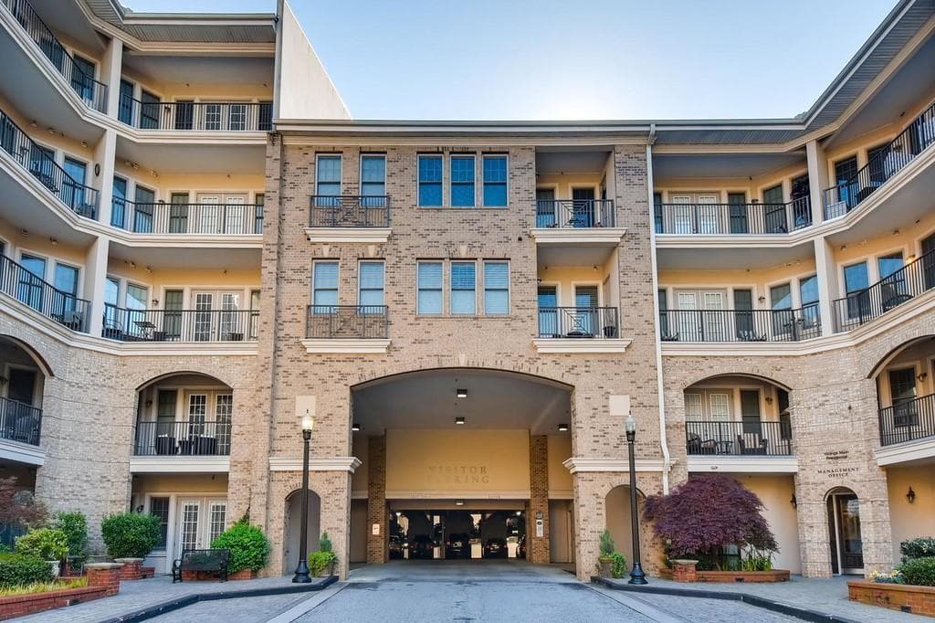 1 bedroom, 1 bathroom, 1,021 sq ft condominium sold at 3621 Vinings Slope 2425, Atlanta, GA 30339