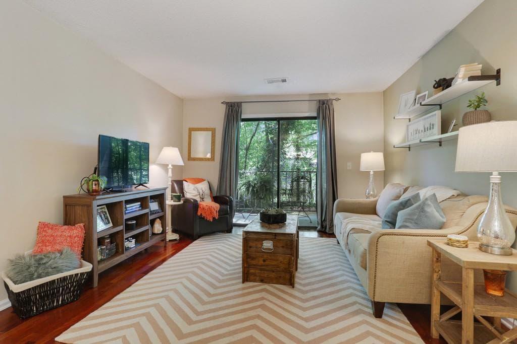 2 bedroom, 2 bathroom, 949 sq ft condominium sold at 2657 Lenox Road P-214, Atlanta, GA 30324