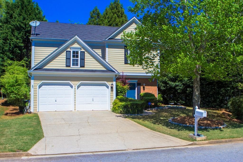 3 bedroom, 3 bathroom, 2,324 sq ft single family residence sold at 1435 LYNDHURST Way, Roswell, GA 30075