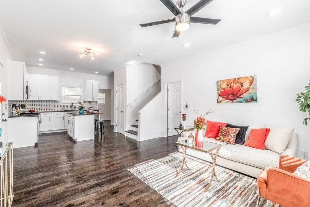 3 bedroom, 3 bathroom, 1,582 sq ft single family residence sold at 4925 Cascade Road, Atlanta, GA 30331