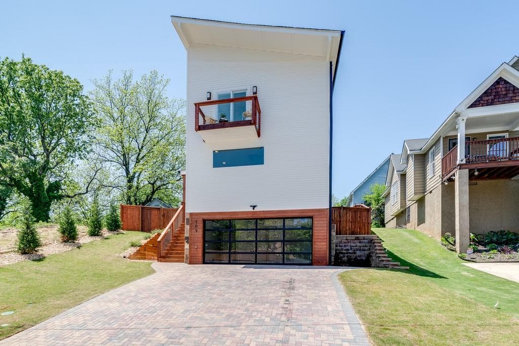 2 bedroom, 4 bathroom, 2,475 sq ft single family residence sold at 909 Hubbard Street, Atlanta, GA 30310