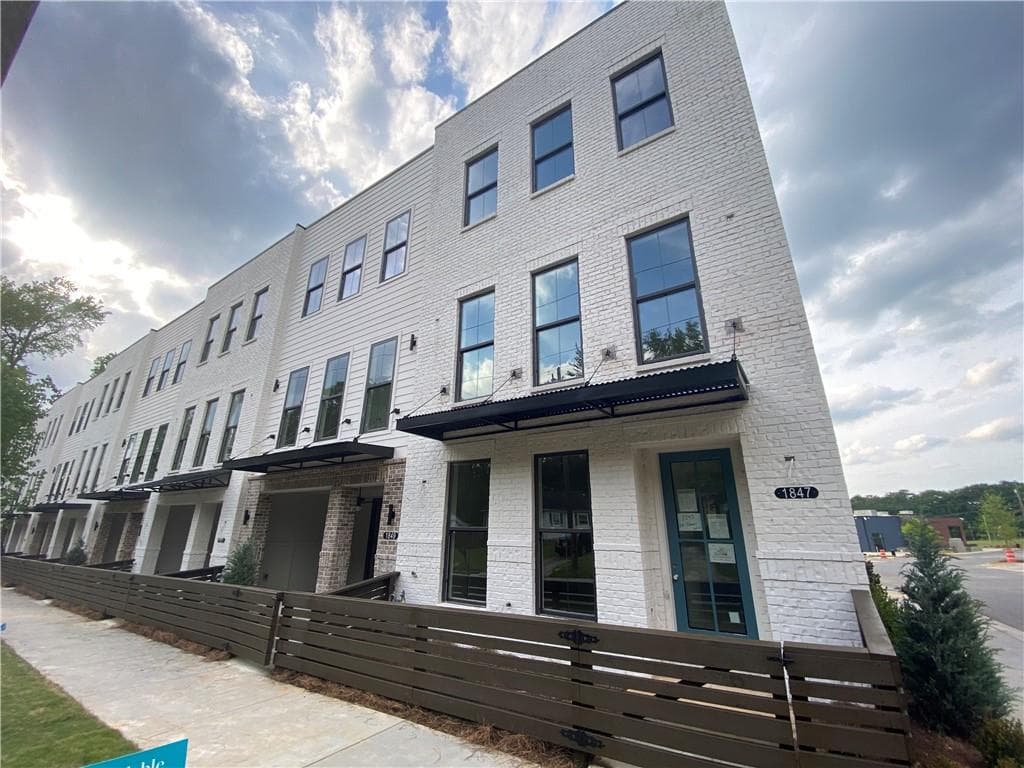 1815 La Dawn Lane 19, Atlanta, GA 30318 — most recent listing photo