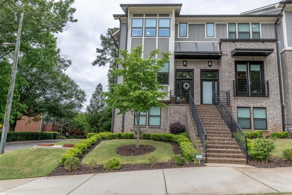 3 bedroom, 4 bathroom, 2,400 sq ft townhouse sold at 3571 Blair Circle, Brookhaven, GA 30319
