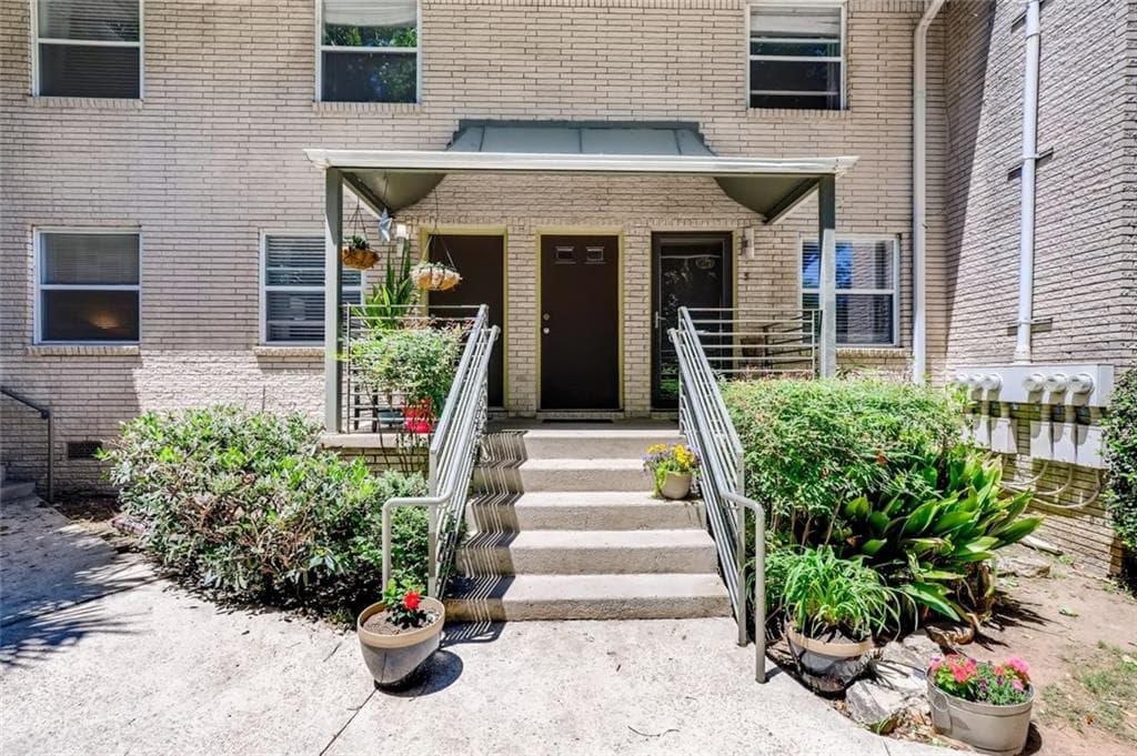 2 bedroom, 1 bathroom, 750 sq ft condominium sold at 575 Flat Shoals Avenue 7, Atlanta, GA 30316