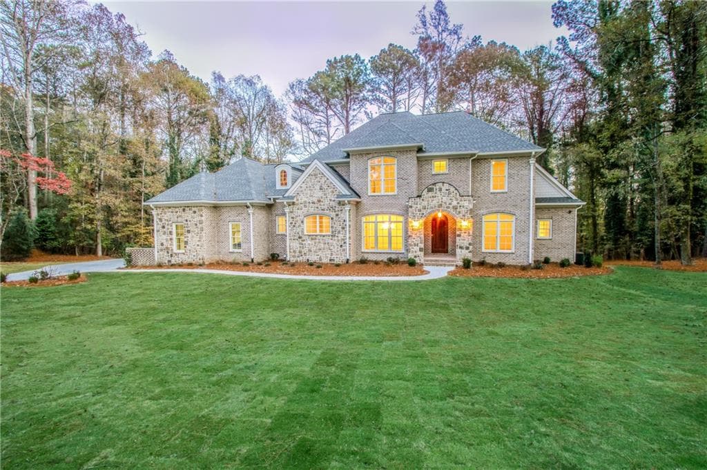 5 bedroom, 5 bathroom single family residence sold at 8201 Hewlett Road, Sandy Springs, GA 30350