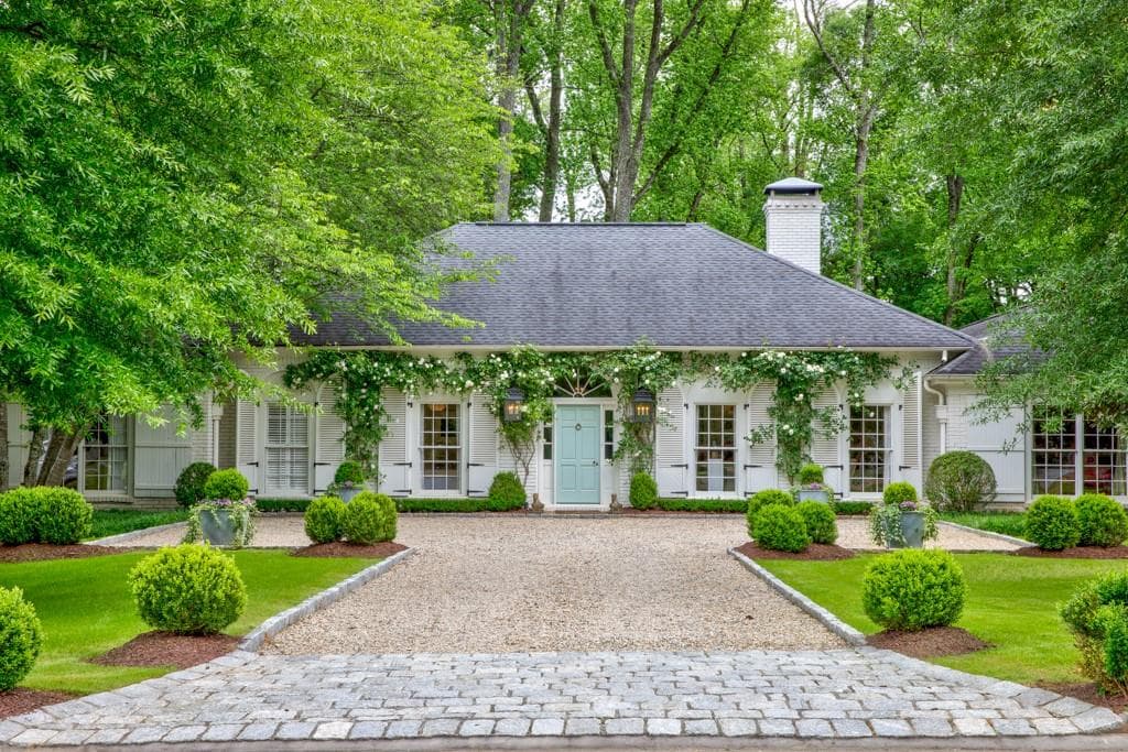 4 bedroom, 3 bathroom single family residence sold at 3795 Dumbarton Road, Atlanta, GA 30327