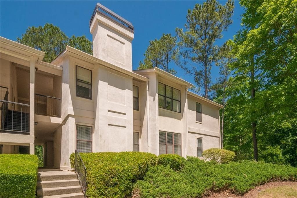 2 bedroom, 2 bathroom, 1,273 sq ft condominium sold at 2311 Huntingdon Chase, Atlanta, GA 30350