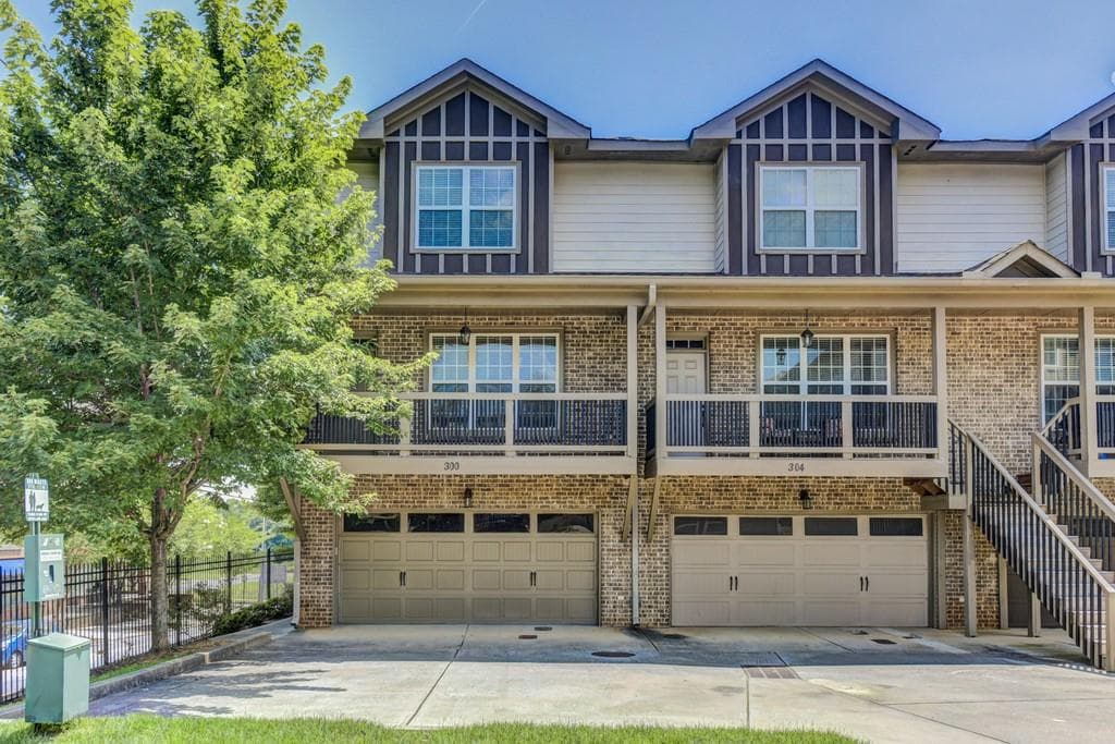 2 bedroom, 3 bathroom, 1,598 sq ft townhouse sold at 300 Vannoy Park Lane 300, Atlanta, GA 30316