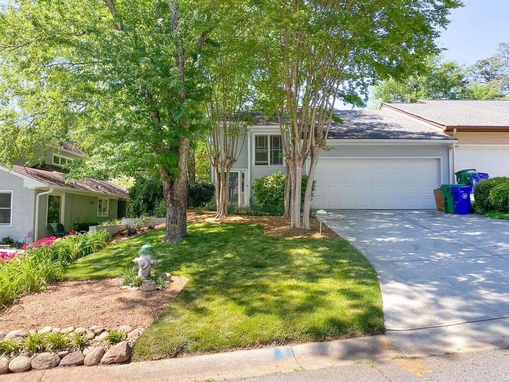 3 bedroom, 3 bathroom townhouse sold at 1490 Briaroaks Trail, Atlanta, GA 30329