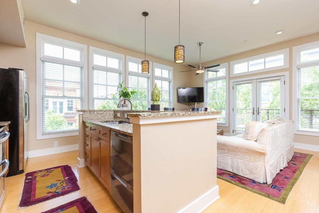 1 bedroom, 1 bathroom, 983 sq ft condominium sold at 925 Garrett Street 315, Atlanta, GA 30316