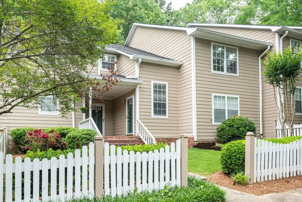 4498 Pineridge Circle, Dunwoody, GA 30338 — most recent listing photo
