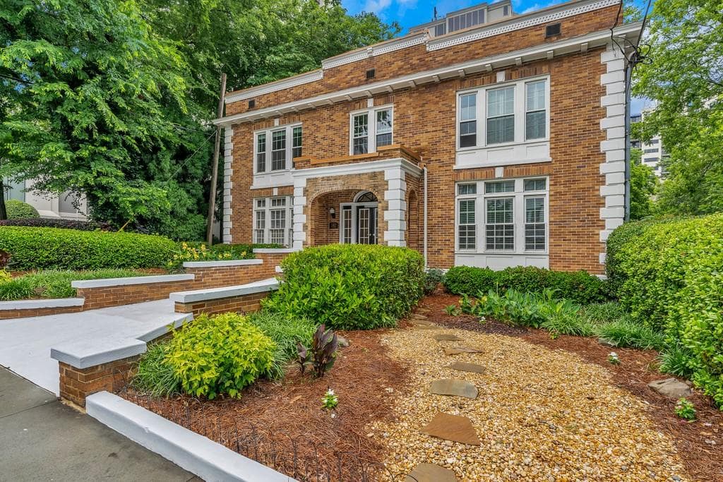 1 bedroom, 1 bathroom, 623 sq ft condominium sold at 242 12th Street 16, Atlanta, GA 30309